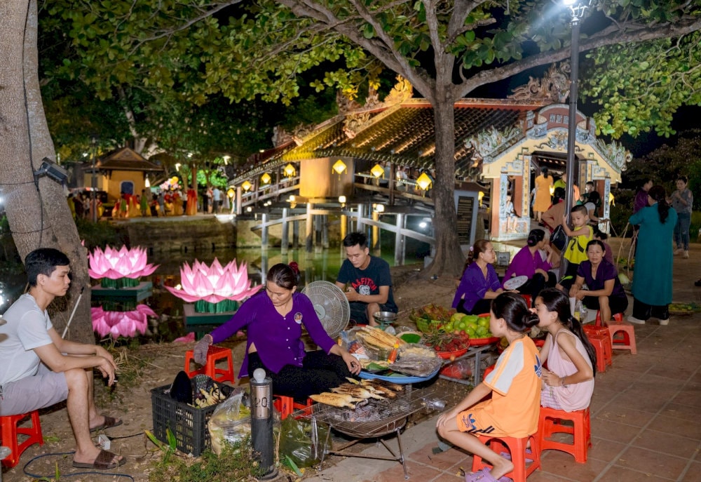 Không thể thiếu các sạp hàng